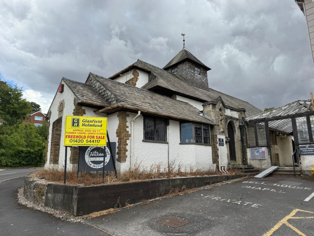 Lot: 6 - FREEHOLD TOWN CENTRE FORMER CHAPEL ARRANGED AS DANCE STUDIO AND EVENTS VENUE WITH A CAR PARK - Street Level View